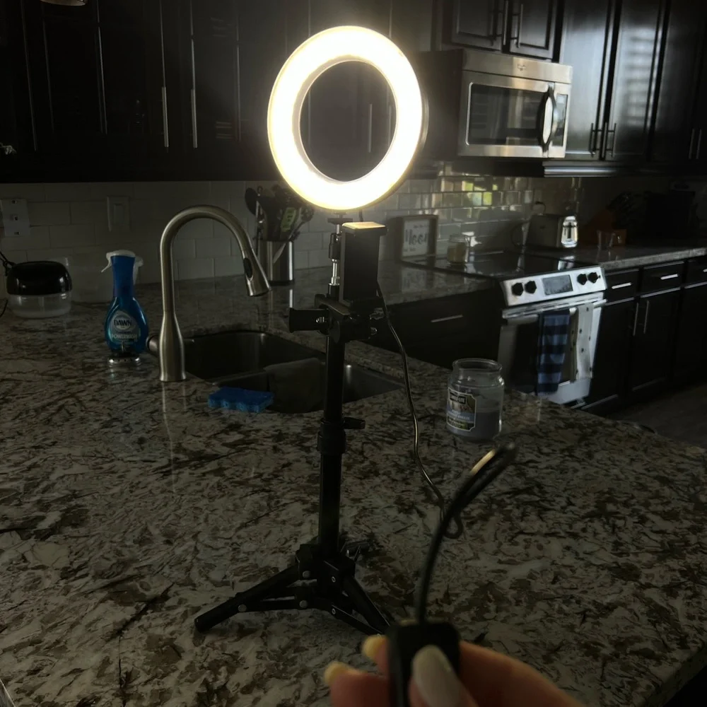Selfie ring and tri-pod. Different settings & adjustable